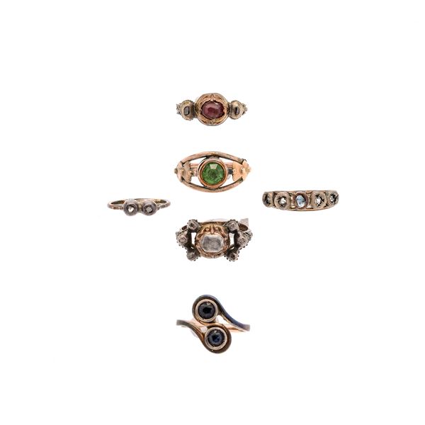 Lotto di sei anelli in metallo dorato, oro a basso titolo, argento e pietre di vari colori