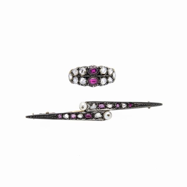 Spilla e anello in oro a basso titolo, diamanti e rubini  - Asta Asta di Gioielli  e Orologi -  Gioielli Antichi da una Collezione Veneziana (lotti 1- 91) - Curio - Casa d'aste in Firenze