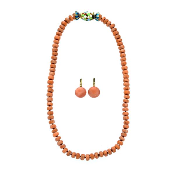 Necklace and pair of earrings in yellow gold, colored enamels and salmon pink coral