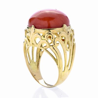 Alto Anello in Oro Giallo e Pasta di Corallo Rosso