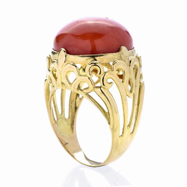 High ring in yellow gold and red coral paste
