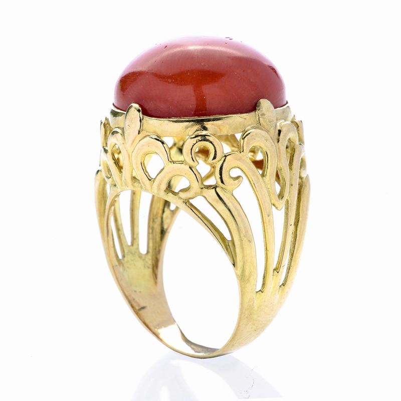 Alto Anello in Oro Giallo e Pasta di Corallo Rosso