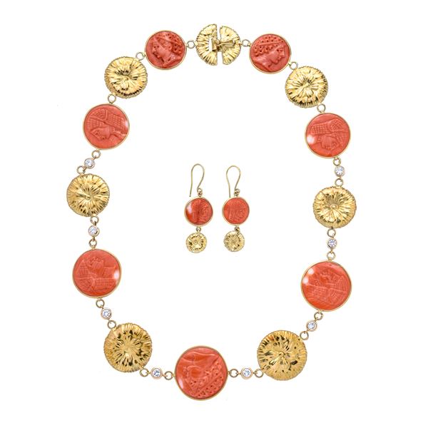Collier e orecchini in oro giallo, diamanti e corallo rosa