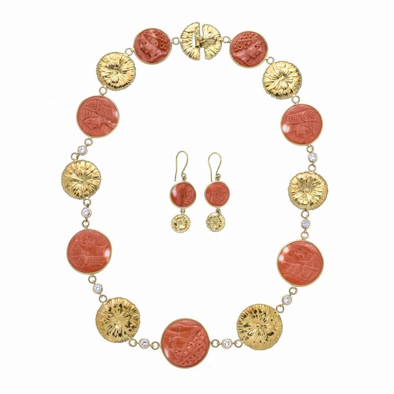 Collier e orecchini in oro giallo, diamanti e corallo rosa