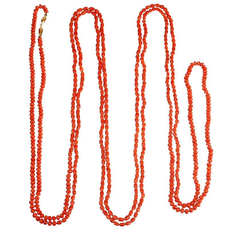 Lunga collana in corallo rosso e oro giallo 18 kt