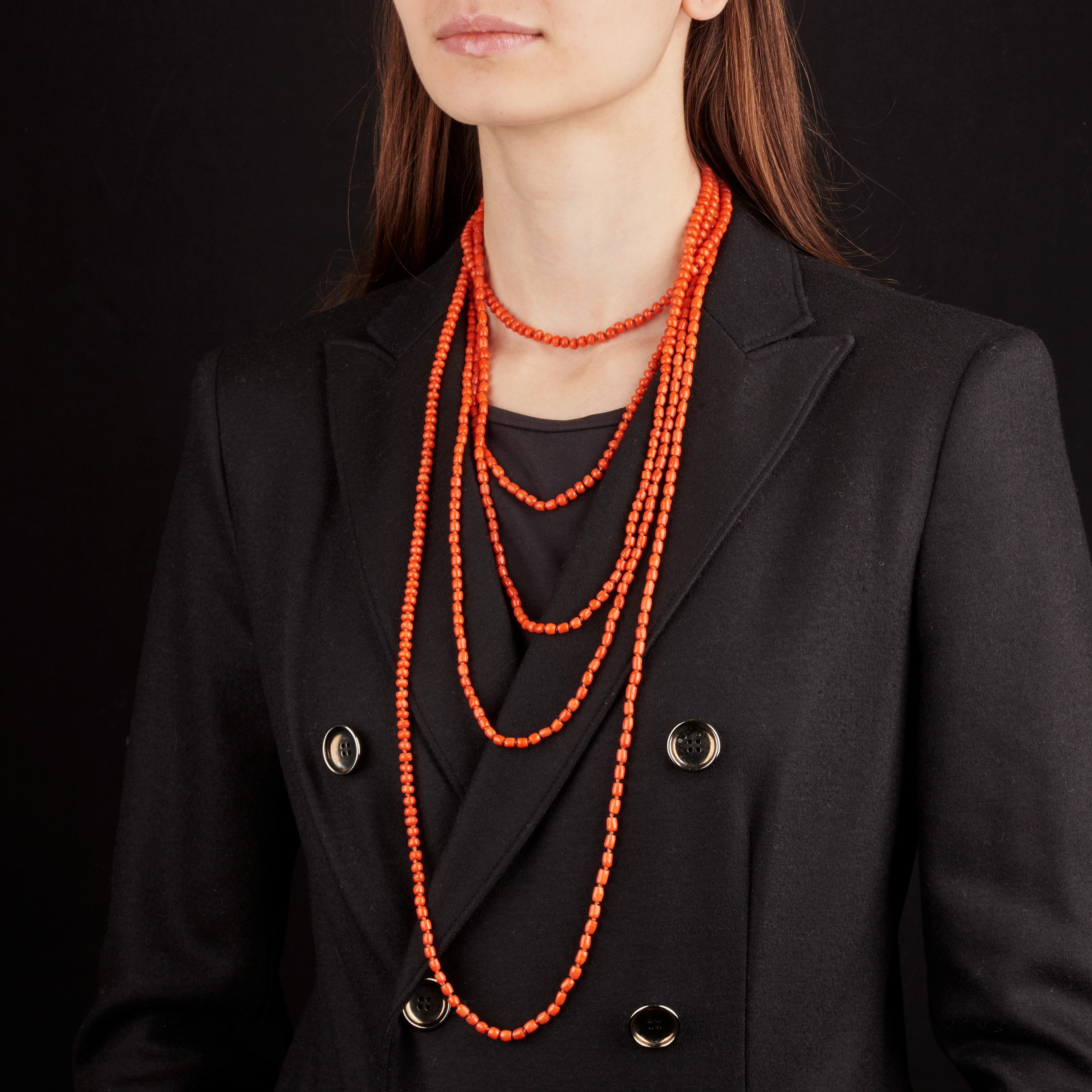 Lunga collana in corallo rosso e oro giallo 18 kt