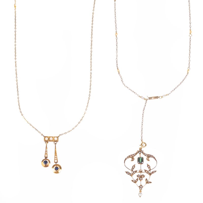 Collana in oro a basso titolo microperle e pietra verde ed un'altra con zaffiri