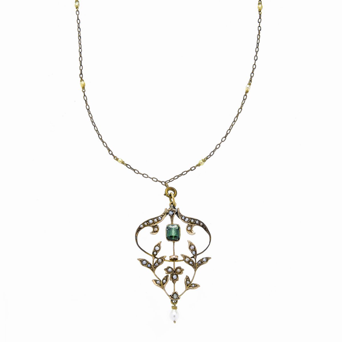 Collana in oro a 9 kt e microperle e pietra verde ed un'altra collana con zaffiri