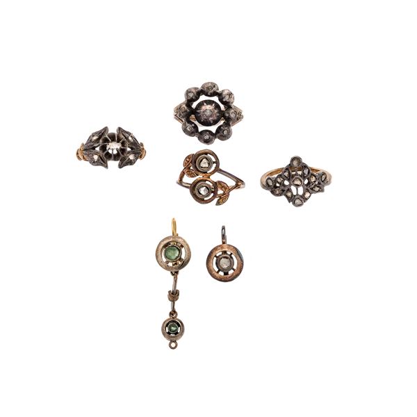 Lotto di quattro anelli e paio di orecchini in oro a basso titolo, argento, rose di diamanti e pietr