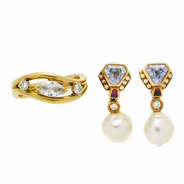 Pair of pendant earrings and ring in 18 kt yellow gold, diamonds, rubies and aquamarine