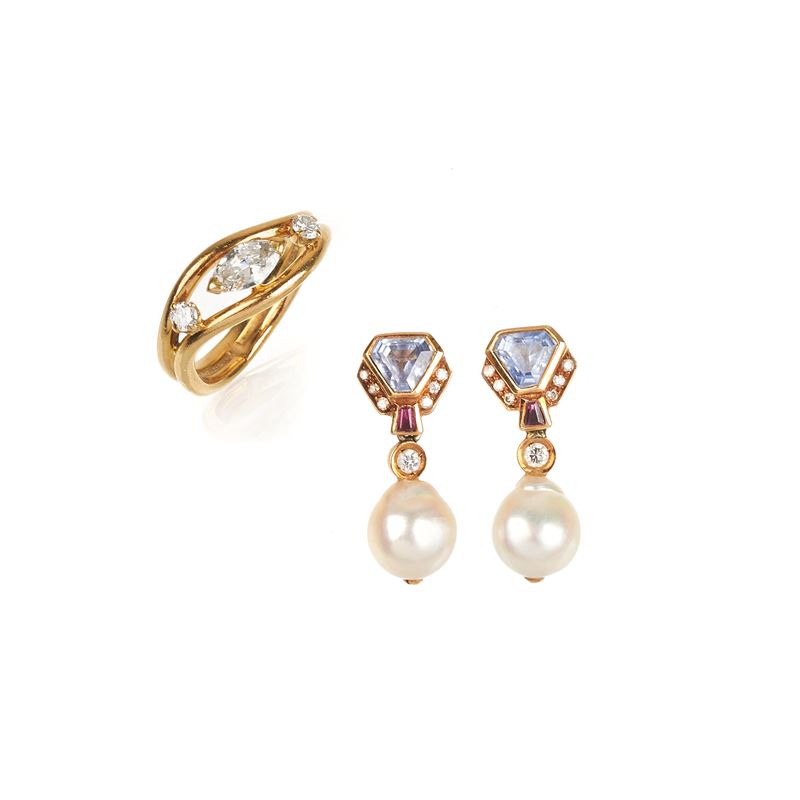 Paio di orecchini pendenti e anello in oro giallo 18 kt, diamanti, rubini e acquamarina