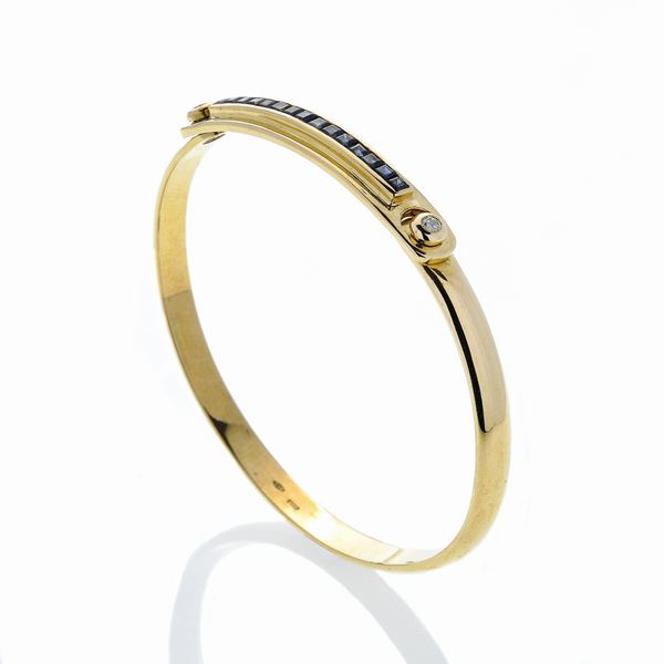 Bangle in yellow gold, diamonds and sapphires