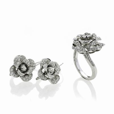 Paio di Orecchini e Anello in Oro Bianco e Diamanti
