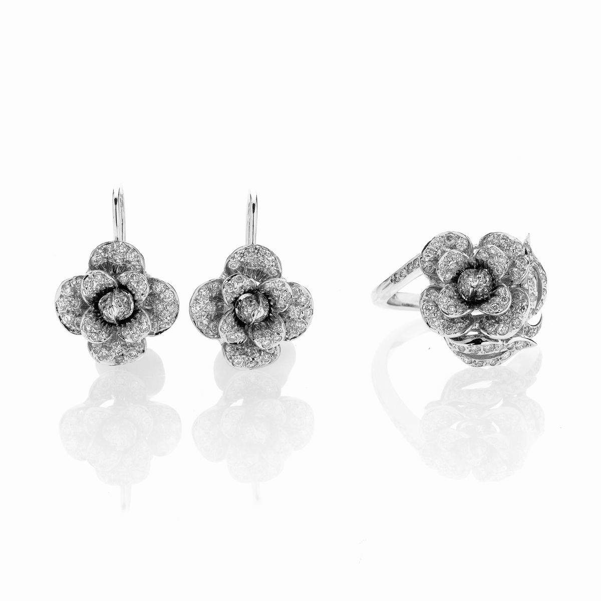 Paio di Orecchini e Anello in Oro Bianco e Diamanti