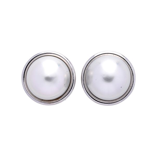 Pair of clip earrings in white gold and mabe pearls