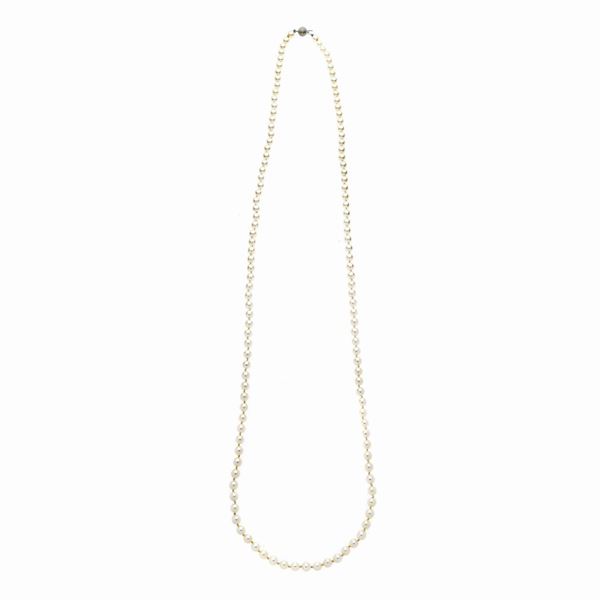 Long thread in cultivated pearls and white gold