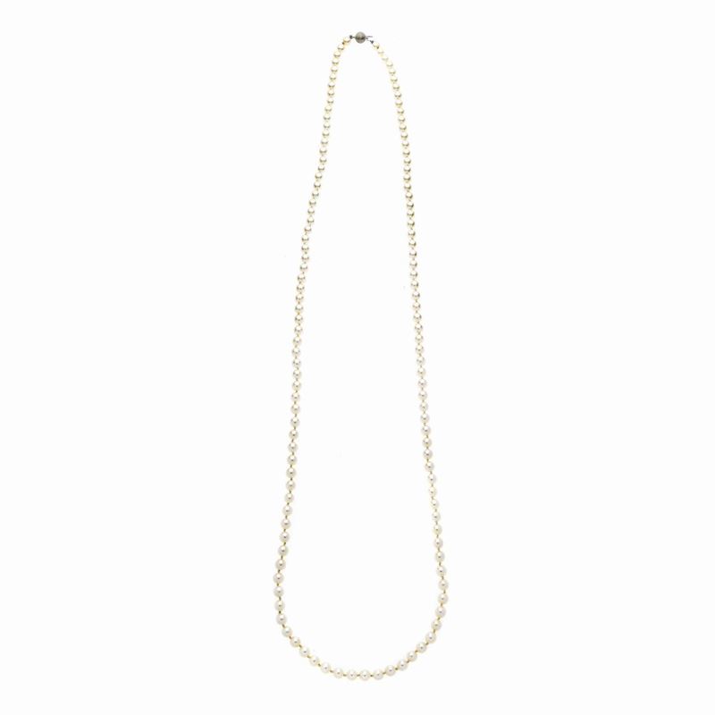 Lungo Filo in Perle Coltivate e Oro Bianco