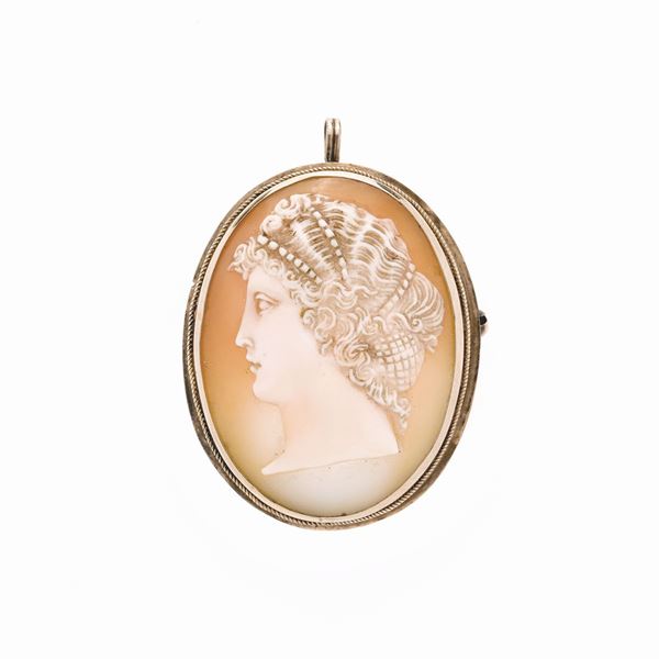 Spilla pendente in oro 14 kt e cammeo in conchiglia  - Asta Asta di Gioielli  e Orologi -  Gioielli Antichi da una Collezione Veneziana (lotti 1- 91) - Curio - Casa d'aste in Firenze