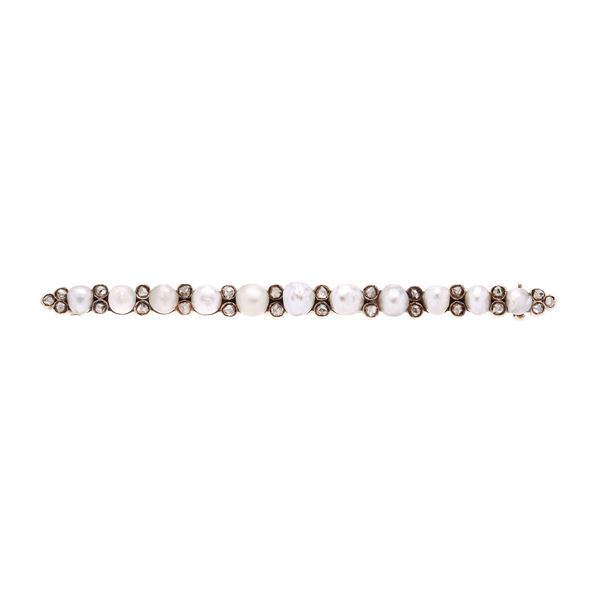 Bar brooch in yellow gold, diamonds and natural pearls