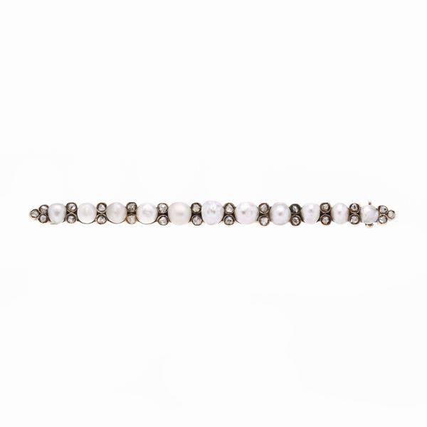 Bar brooch in yellow gold, diamonds and natural pearls