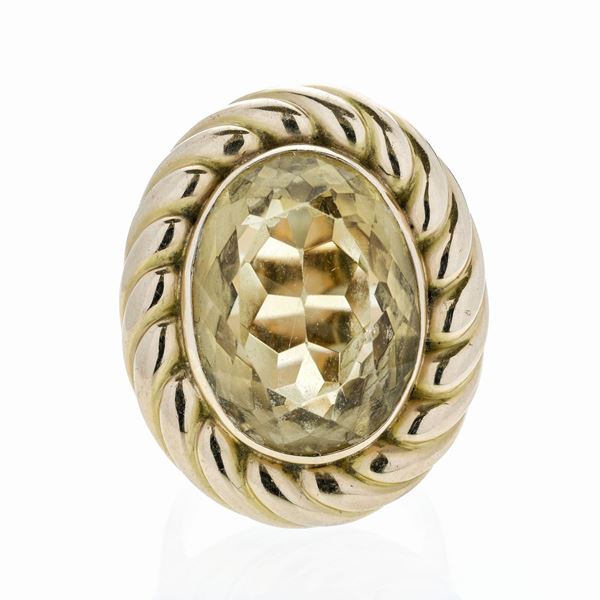 Large ring in yellow gold and citrine quartz