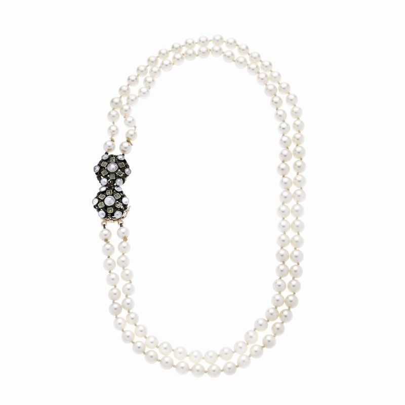 Collana a Due Fili di Perle, Oro Giallo, Argento, Perle Mabè e Smeraldi