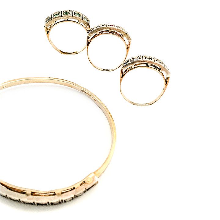 Bracciale Rigido e Tre Anelli in Oro a Basso Titolo, Argento, Diamanti , Rubini, Zaffiri e Smeral...
