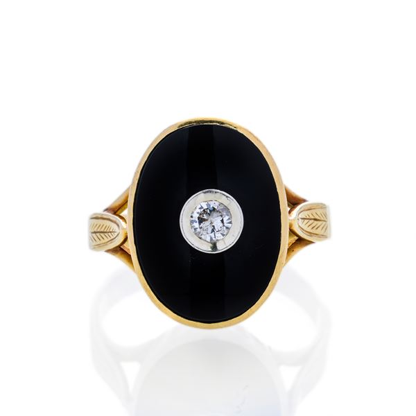 Ring in yellow gold, onyx and diamond