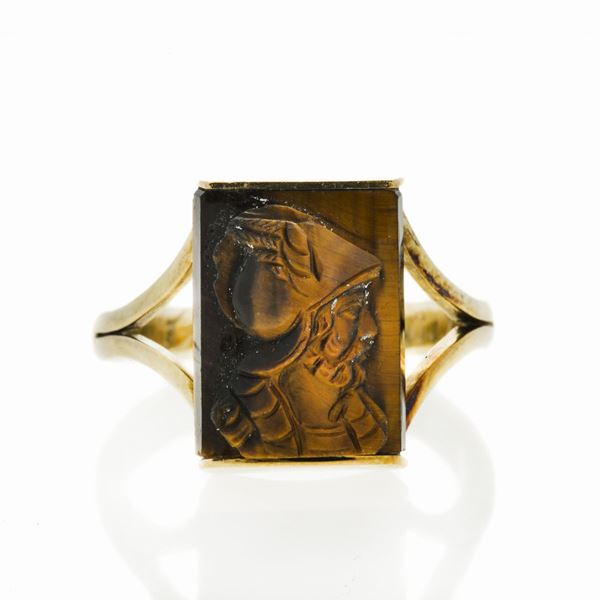 Chevalier ring in yellow gold and tiger's eye