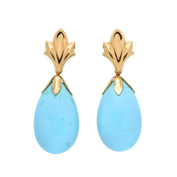 Pair of dangling earrings in yellow gold and turquoise paste