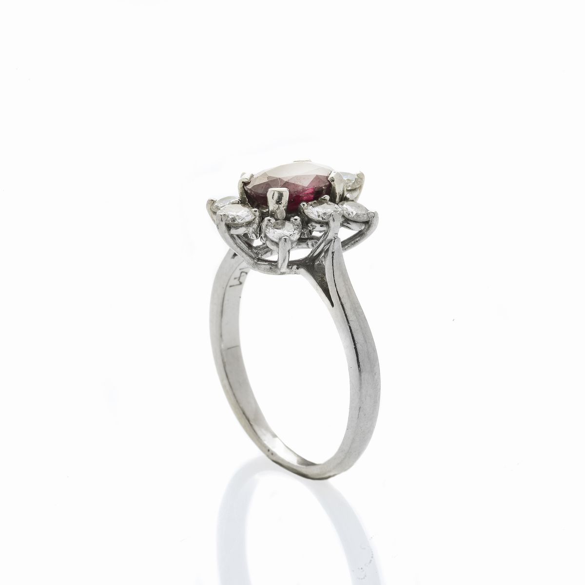 Anello in Platino, Diamanti e Rubino