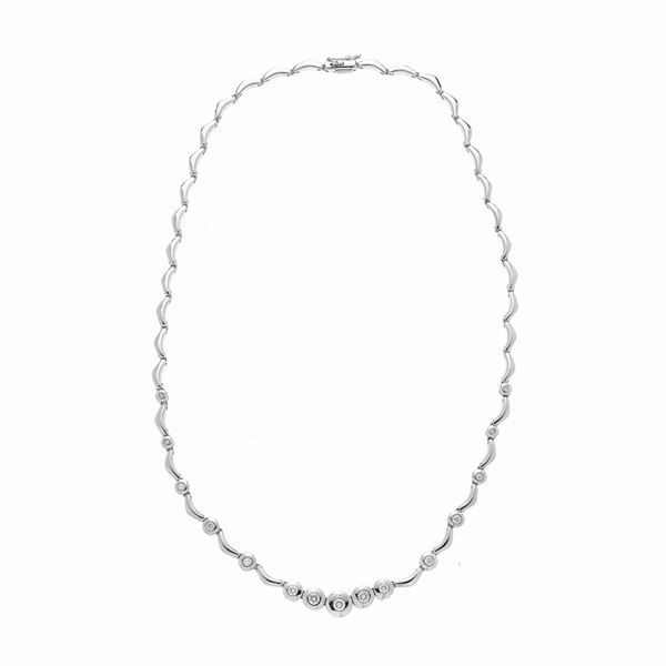 Necklace in white gold and diamonds
