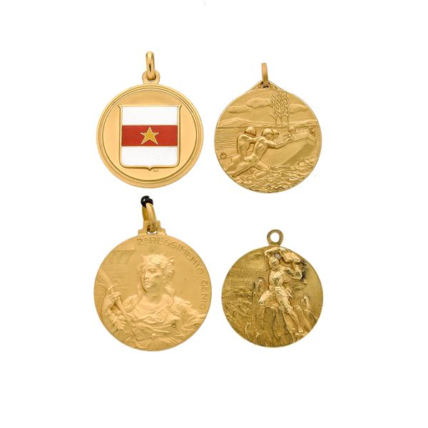 Lotto di quattro medaglie in oro giallo e smalti colorati  - Asta Asta di Gioielli Antichi, Moderni e Orologi - Curio - Casa d'aste in Firenze