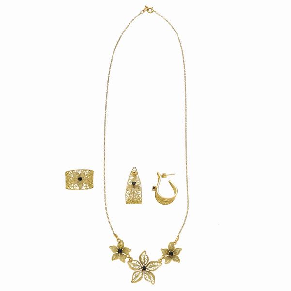 Set with earrings, necklace and ring in yellow gold and sapphires
