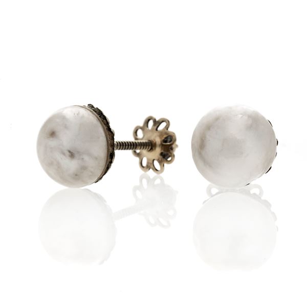 Pair of clip earrings in yellow gold and pearl Mabe