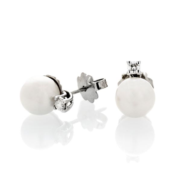 Pair of clip-on earrings in white gold, diamond and pearl