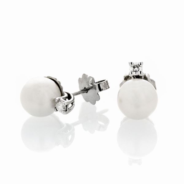 Paio di orecchini a clips in oro bianco, diamanti  e perla