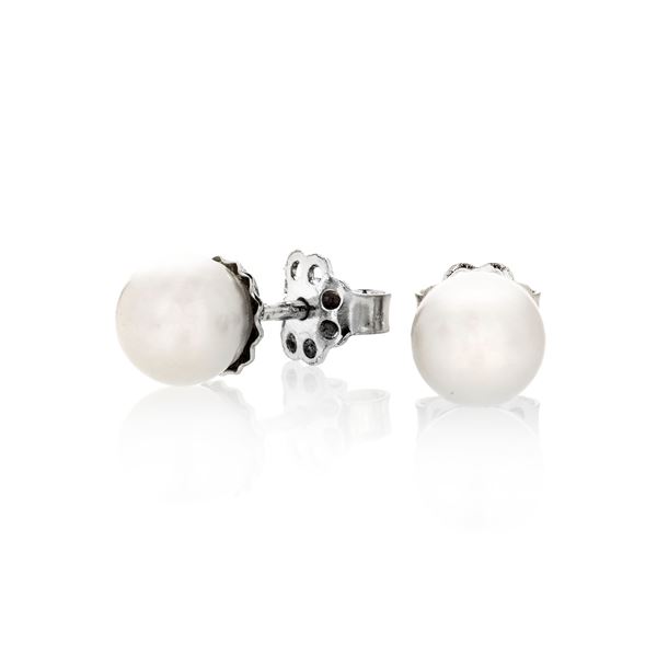 Pair of clip earrings in white gold and cultured pearls