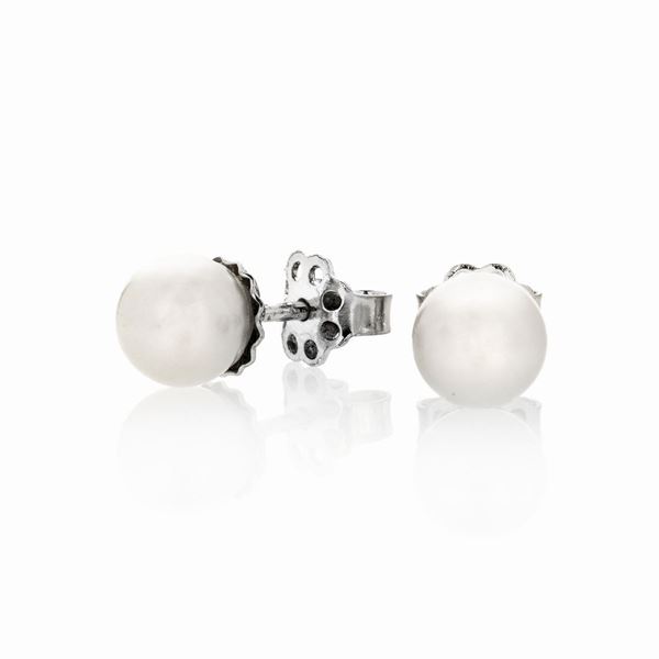 Pair of clip earrings in white gold and cultured pearls