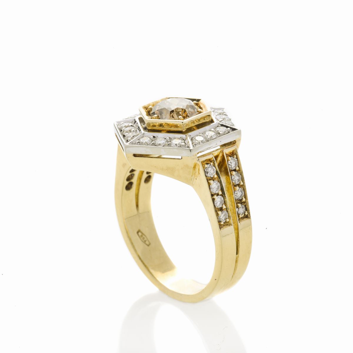 Anello in Oro Giallo, Diamanti e Diamante Cognac