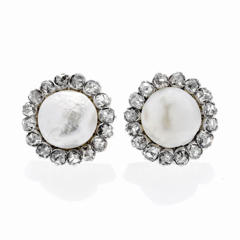 Paio di Orecchini a Clips in Oro Giallo, Argento, Diamanti e Perle Mabè Naturali
