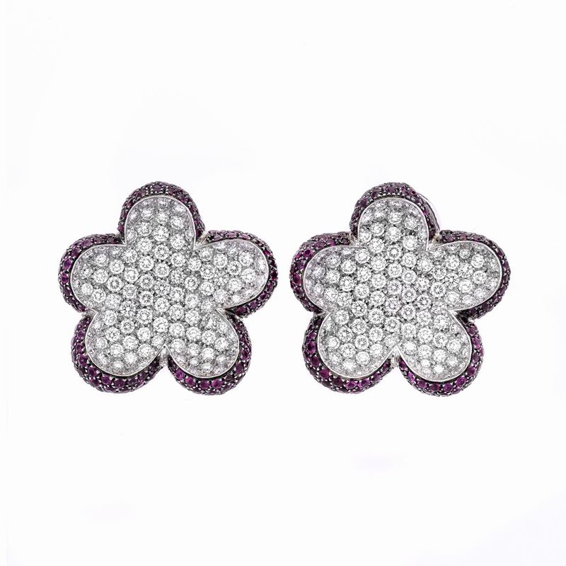 Paio di Orecchini a Clips in Oro Bianco, Diamanti e Rubini