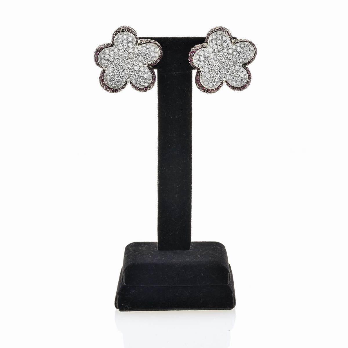 Paio di Orecchini a Clips in Oro Bianco, Diamanti e Rubini