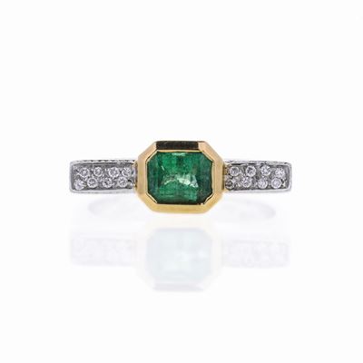 Anello a Ponte in Oro Bianco, Oro Giallo, Diamanti e Smeraldo