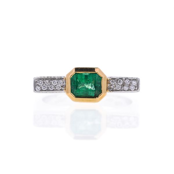 Bridge ring in white gold, yellow gold, diamonds and emerald