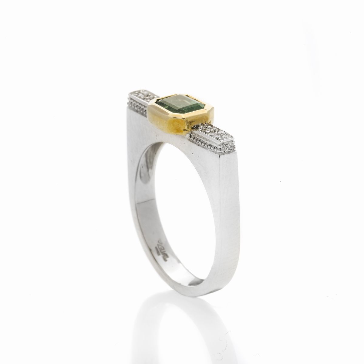 Anello a Ponte in Oro Bianco, Oro Giallo, Diamanti e Smeraldo