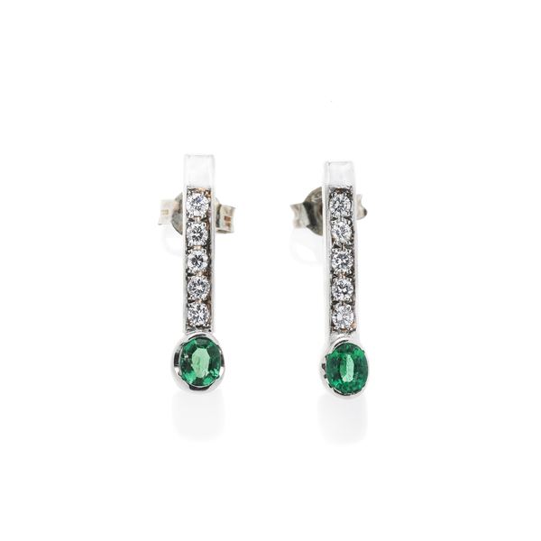 Pair of bar earrings in white gold, diamonds and emeralds