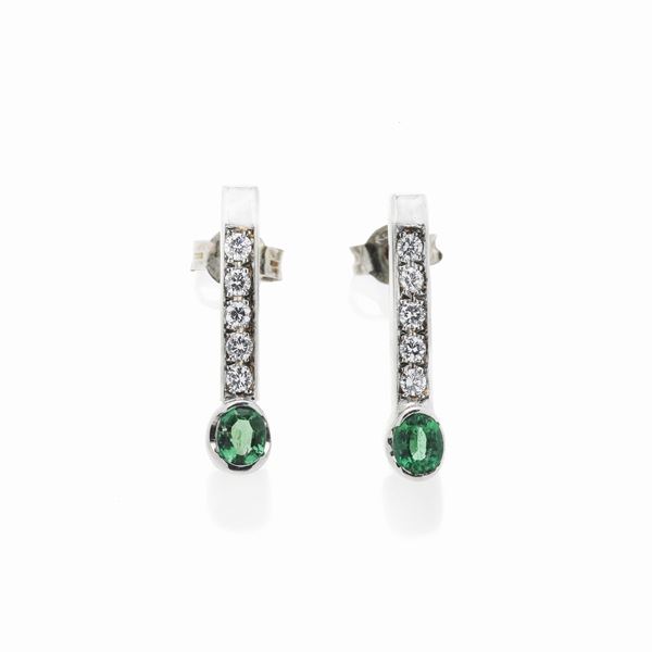 Pair of bar earrings in white gold, diamonds and emeralds