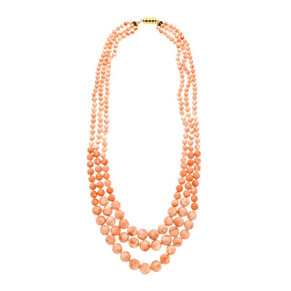 Long necklace in yellow gold and pink coral