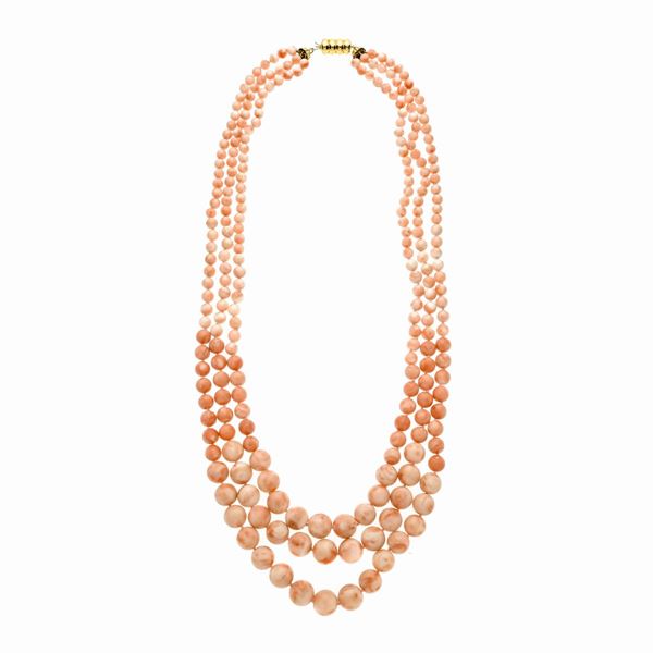 Long necklace in yellow gold and pink coral